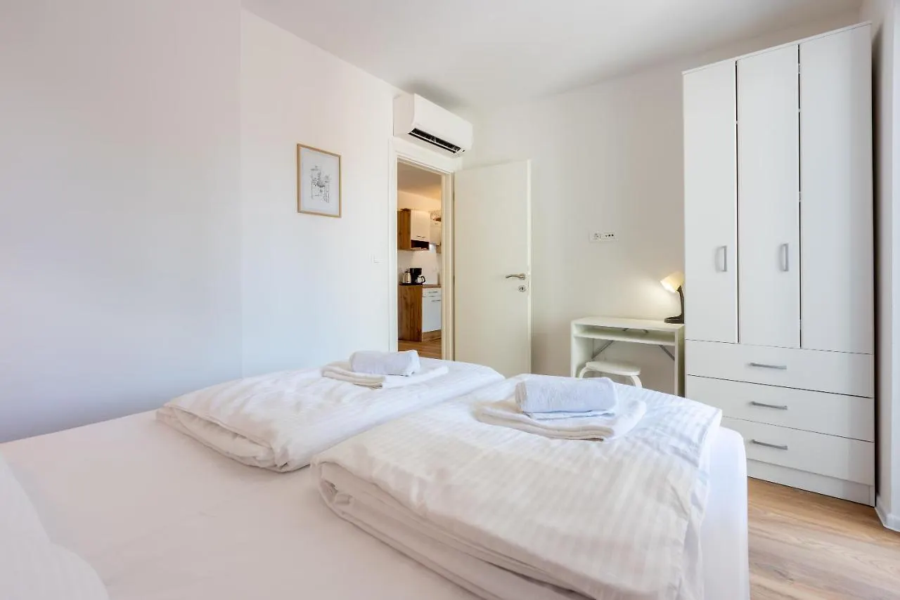 Luxury Apartments Lovorka 1 & 2**** Selce